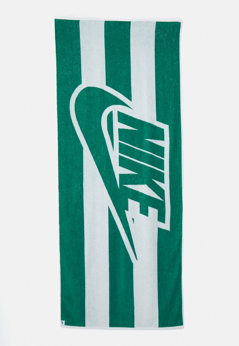 Zeleno-bílý pruhovaný ručník s velkým logem Nike, měkké a plush textury a odvážným grafickým designem. Rozměry přibližně 140 cm x 70 cm.