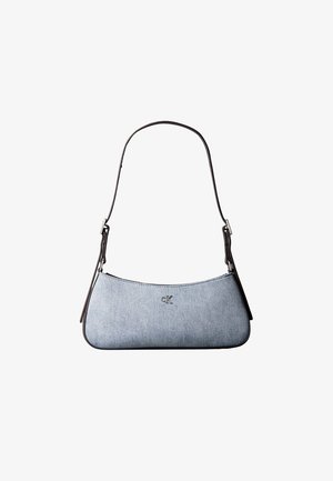 Kleine hellblaue Denim-Umhängetasche mit einem schwarzen verstellbaren Riemen und silbernem CK-Logo auf der Vorderseite in der Mitte.
