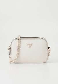 Valge sünteetiline käekott tõmblukuga, kuldse ketiribaga ja esiküljel kolmnurkse logoga detailiga. Tekstuurse pinnaga, minimaalse kujundusega.