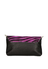 Pochette in pelle nera con finitura testurizzata, dotata di una chiusura a patta in pelliccia con strisce nere e viola. Accenti in metallo argentato.