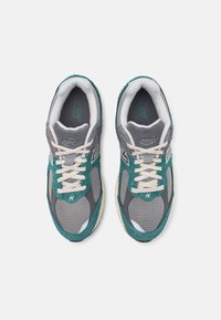 New Balance M2002 UNISEX - Sneaker low - grey/teal