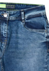 Jeans de mezclilla en azul medio con costuras en contraste, que cuentan con un cierre de botón, un bolsillo frontal y una etiqueta marcada con "LOVE" en la cinturilla.