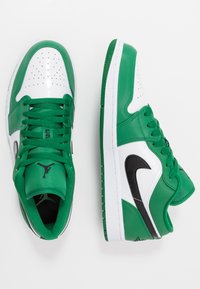 Jordan AIR JORDAN 1 LOW - Sapatilhas - pine green/black/white