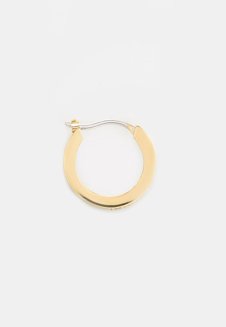 Pendiente de aro de metal dorado con una superficie lisa y brillante y un cierre de alambre plateado. Diseño circular con un estilo minimalista.