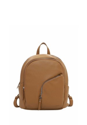Kleine lichtbruine leren rugzak met een afgeronde bovenkant, een diagonale ritssluiting aan de voorkant, zijvakken en verstelbare schouderbanden.