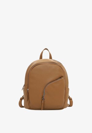 Malý kožený batoh světle hnědé barvy s zaobleným vrškem, přední diagonální kapsou na zip, postranními kapsami a nastavitelnými ramenními popruhy.