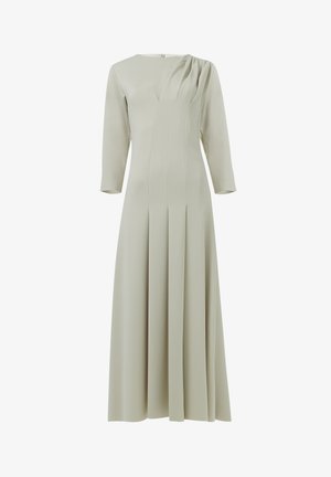 Une longue robe plissée en tissu gris clair et lisse, avec un décolleté en V et des manches trois-quarts, ornée d'une épaulette drapée.