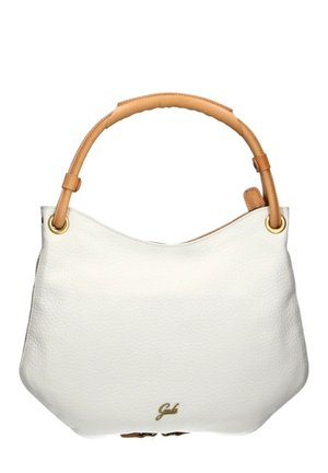 Sac à main en cuir blanc avec une finition texturée, anse en cuir beige et accents en métal doré. Présente une silhouette incurvée et un détail de logo.