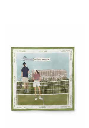 To tennisspillere på en bane med ketchere, Veronas arena i baggrunden og et flybanner med teksten "Falconeri - Tennis Club."