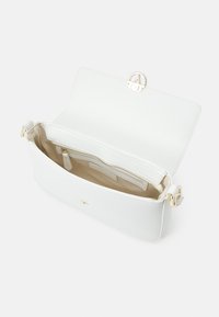 Weiße Lederhandtasche mit strukturiertem Design, goldenen Beschlägen und einer Reißverschluss-Innentasche. Ausgestattet mit einem gefütterten Innenbereich aus beigem Stoff.