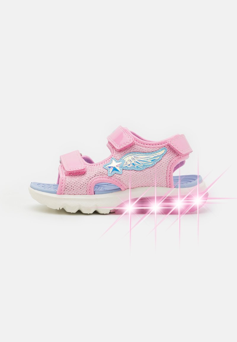 Rosa ventilerade sandaler med dubbla kardborreband, blå accenter och en dekorativ vinge- och stjärndesign på sidan. Vit texturerad sula.