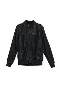 Chaqueta bomber de cuero negro con un alto cuello, cierre de cremallera en la parte delantera, dos bolsillos en el pecho y puños y dobladillo acanalados. Textura suave con acentos en los hombros.