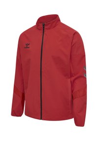 Veste de sport rouge avec fermeture éclair noire à l'avant, col montant, bandes réfléchissantes sur la manche droite et petit logo de marque noir sur la poitrine gauche.
