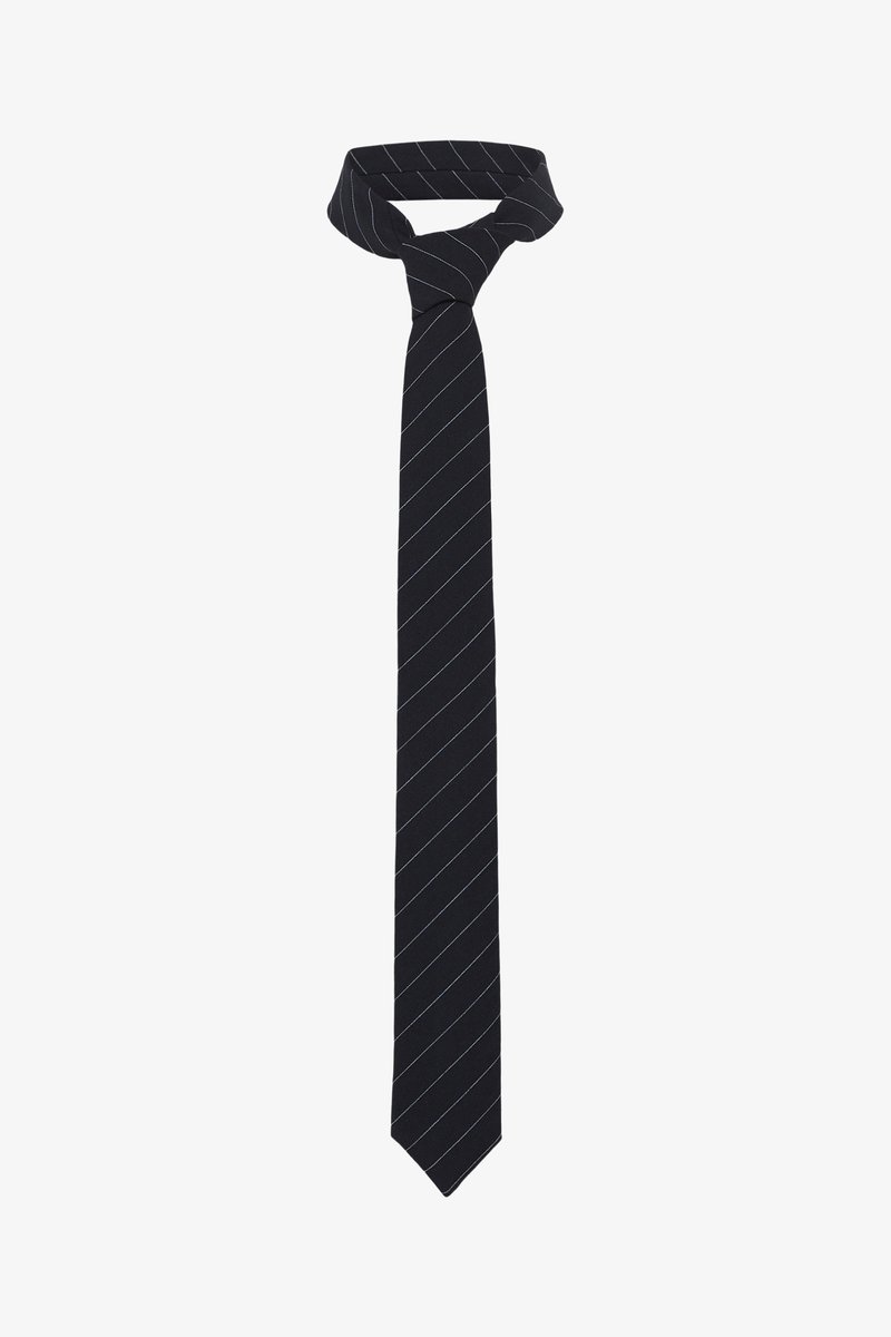 Un nœud papillon noir avec des rayures diagonales bleues, fabriqué dans un tissu lisse. Il présente une extrémité effilée et une boucle nouée en haut.