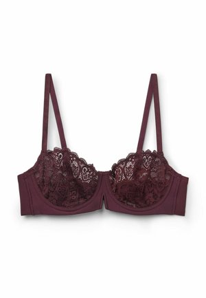 Bordeaux rode beha met kanten detail aan de bovenkant, voorzien van een zachte stofband en verstelbare bandjes. Fijn bloemrijk kanten patroon zichtbaar.
