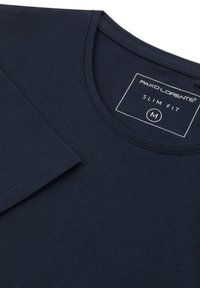 Granatowa bawełniana koszulka z okrągłym dekoltem, dopasowany krój oraz krótkie rękawy. Metka zawiera nazwę marki i rozmiar "M". Miękka tekstura.