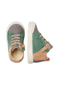 Due scarpe da ginnastica per bambini con pannelli in suede verde, grigio e marrone, allacciatura frontale, punta perforata e dettaglio con zip laterale.