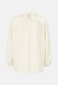 Cremefarbene Bluse mit einer weichen, glatten Textur. Verfügt über einen Kragen, lange Ballonärmel und einen Rückenfalten für zusätzliche Details.