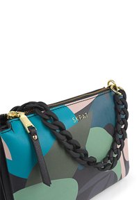 Bolso multicolor con patrones abstractos en azul, verde y rosa. Cuenta con un cierre de cremallera dorado y una asa trenzada negra gruesa.