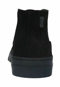 Stivali ankle in suede nero con linguetta, caratterizzati da una texture liscia, punta arrotondata e suola in gomma nera. Design semplice e minimalista.