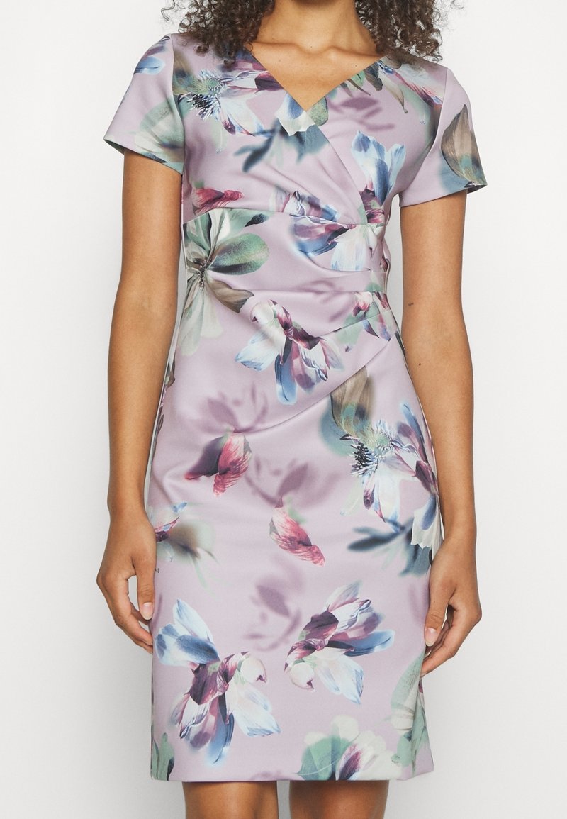 Blommig klänning i lavendel med korta ärmar, omslag design och r gathered detail vid midjan; har stora, färgglada blommönster.