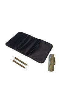 Svart, vikbar organiserare med tre fack, utrustad med en olivgrön bärväska och två matchande remmar med metallklämmor.