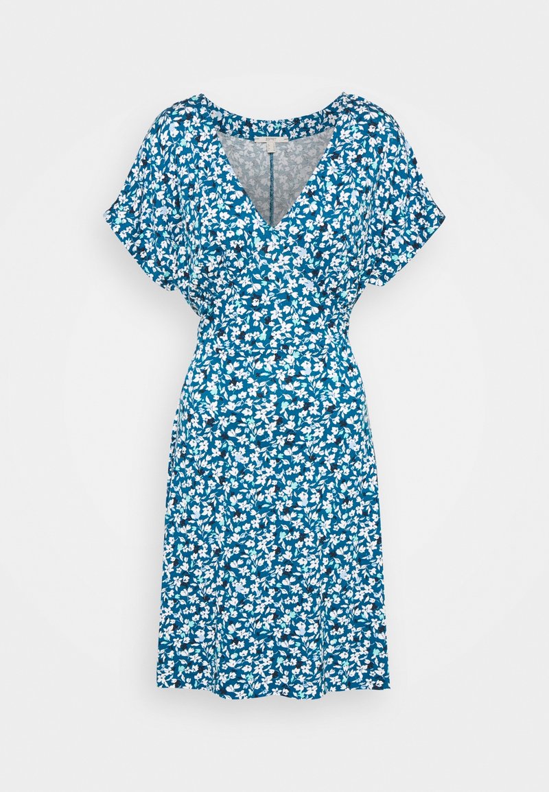 Robe bleue avec imprimé floral blanc, manches courtes, col en V et taille cintrée, présentée sur fond blanc uni.