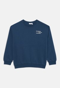 Sweatshirt de gola redonda em azul marinho, material de flanela, com punhos e bainha canelados, apresenta o texto branco "MOUNTAIN EXPLORE ADVENTURE" na parte da frente.