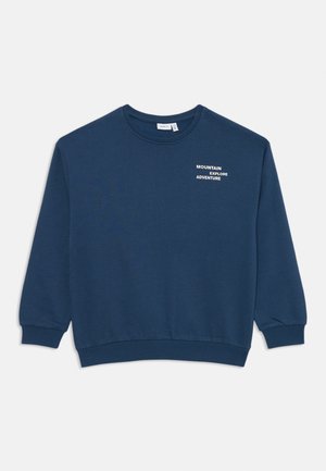 Felpa girocollo di colore blu navy, in materiale fleece, con polsini e orlo a costine, presenta la scritta bianca "MOUNTAIN EXPLORE ADVENTURE" sul fronte.
