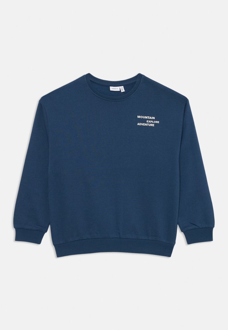 Sweatshirt de gola redonda em azul marinho, material de flanela, com punhos e bainha canelados, apresenta o texto branco "MOUNTAIN EXPLORE ADVENTURE" na parte da frente.