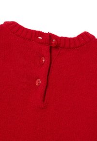 Roter gestrickter Pullover mit einem gerippten Kragen und drei runden roten Knöpfen auf der Rückseite. Weiche Textur und schlichtes Design.