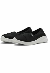 Fekete slip-on cipők, melyek textilből készültek, rugalmas pántokkal az elülső részen, fehér gumitalppal és egy kis logóval az oldalon.