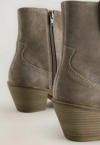 Next STANDARD WIDE FIT-FOREVER COMFORT BLOCK HEEL - Botines camperos - new mink brown