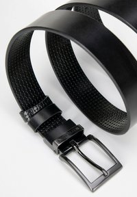 Cinturón de cuero negro con un acabado suave y una textura tejida en el interior. Presenta una hebilla metálica con un marco rectangular.