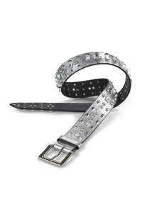 Cinturón metálico plateado con parte inferior negra, adornado con tachuelas en forma de pirámide y acentos metálicos redondos. Hebilla cuadrada con un acabado elegante.