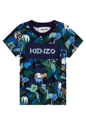 Børneskjorte med korte ærmer med blå og grønne junglblade og dyreprint, der har en navyblå lap med "KENZO"-logoen tværs over brystet.