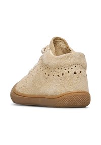 Scarpa per bambini in suede beige con motivo decorativo perforato, suola beige e lacci bianchi, vista dal lato posteriore destro.