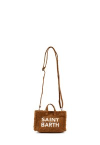 Borsa a mano marrone, con texture e un esterno morbido e peloso. Presenta due manici corti e una lunga tracolla regolabile. "SAINT BARTH" è stampato in bianco.