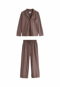 Brun pyjamaset som innehåller en skjortliknande långärmad topp med knäppning och ficka samt matchande byxor med elastisk midja och vida ben. Tillverkat av mjukt tyg.