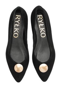 Pár černých semišových balerín s špičatou špičkou a zlatými kruhovými ozdobami na přední části, s logem "RYŁKO" na stélkách.