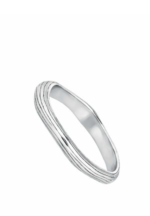 Anillo de banda de plata con una forma curva sutil y finos patrones lineales grabados a lo largo de su superficie exterior.