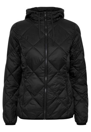 Chaqueta negra acolchada con capucha, con cierre frontal y dos bolsillos laterales. El material parece suave y ligero.