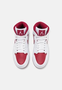 Jordan AIR JORDAN 1 MID - Sapatilhas de cano alto - white/pomegranate