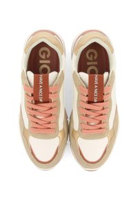Zapatillas beige y crema con acentos rosas, materiales de gamuza y textil, punta redondeada, cordones en rosa y una etiqueta que dice "QUE TENGAS UN BUEN DÍA."