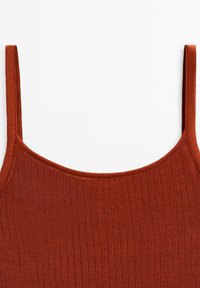 Rostfarbener, gerippter Tanktop mit dünnen Trägern und rundem Halsausschnitt, aus einem weichen Stoff mit einer strukturierten Oberfläche.