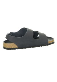 Sandali in gomma nera con due fasce larghe, suola in sughero e plantare testurizzato nero. Presenta il logo in rilievo sul lato.