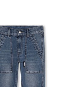 Jeans en denim bleu à taille haute, dotés de deux poches avant et d'une étiquette DKNY. Le tissu présente une texture lisse avec une légère décoloration.