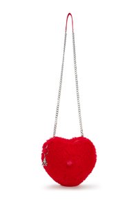 Borsa a forma di cuore rossa con texture morbida e soffice, tracolla in catena argentata e un charm attaccato. Presenta un dettaglio prominente a pom-pom.