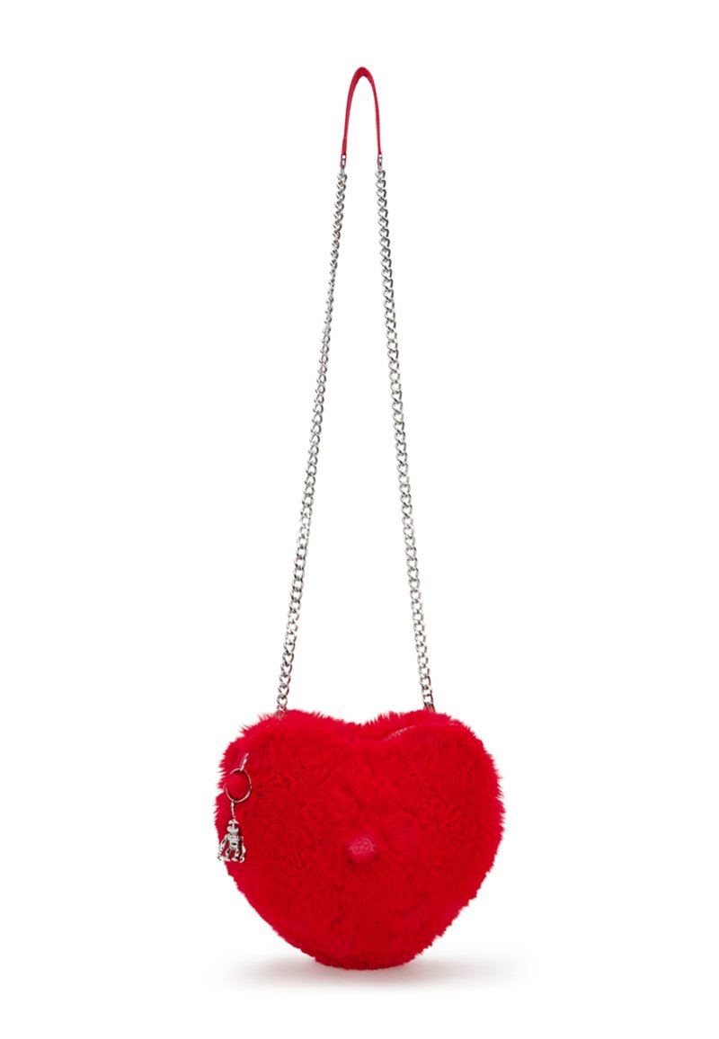 Borsa a forma di cuore rossa con texture morbida e soffice, tracolla in catena argentata e un charm attaccato. Presenta un dettaglio prominente a pom-pom.
