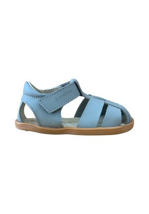 Sandalia para niño pequeño de piel azul claro con puntera cerrada, correa ajustable de velcro y suela de goma marrón.